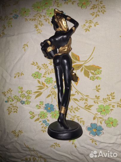 Статуэтка африканка с кувшином