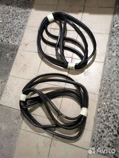 Уплотнитель двери Nissan blueberd u14