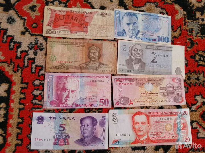 Коллекция монет и бумажных денег