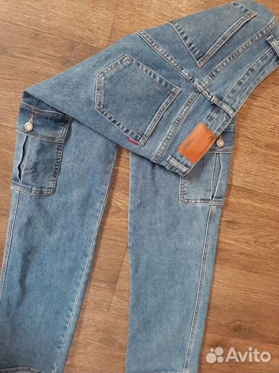 Джинсы женские с накладными карманами