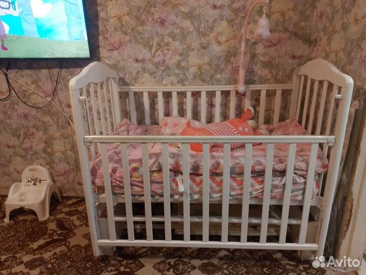 Детская кроватка с маятником