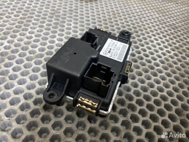 Реле вентилятора печки Mercedes-Benz E-Class W212