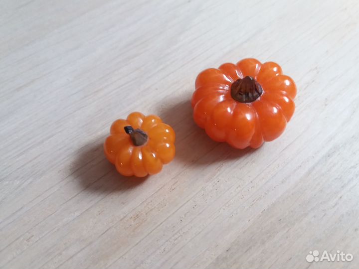 Тыква из янтаря миниатюра