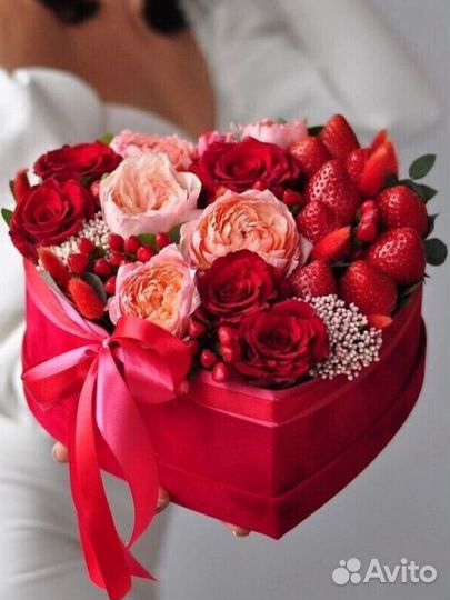 Клубника с цветами.Сердце с клубникой и цветами