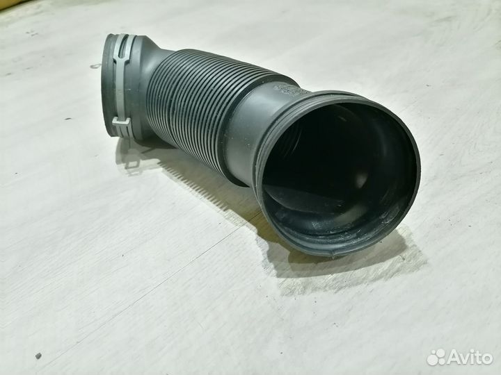 Патрубок воздушного фильтра VW Passat B6 2005-2010
