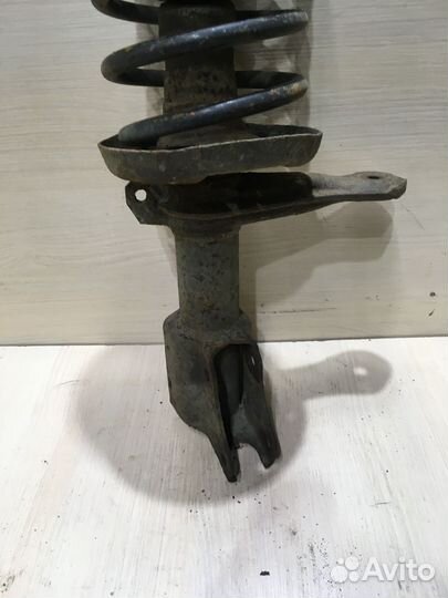 Стойка амортизатора переднего правого Ауди 80 Б3