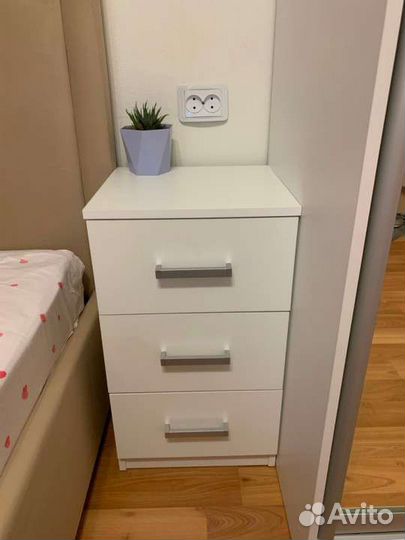 Тумбочка прикроватная