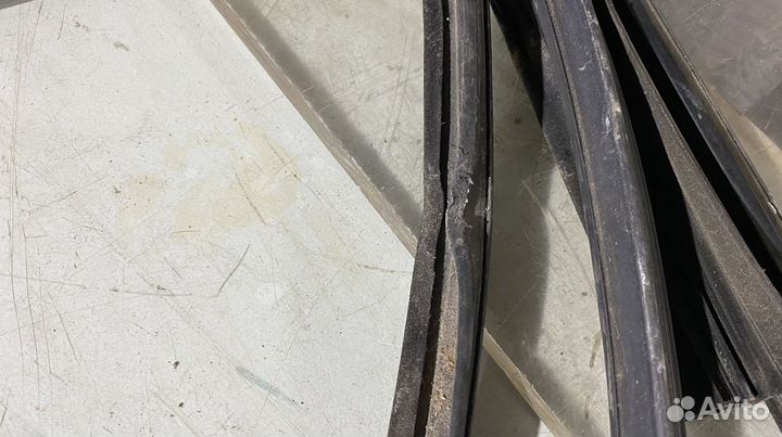 Резиновые направляющие боковых стекол BMW 7 E38