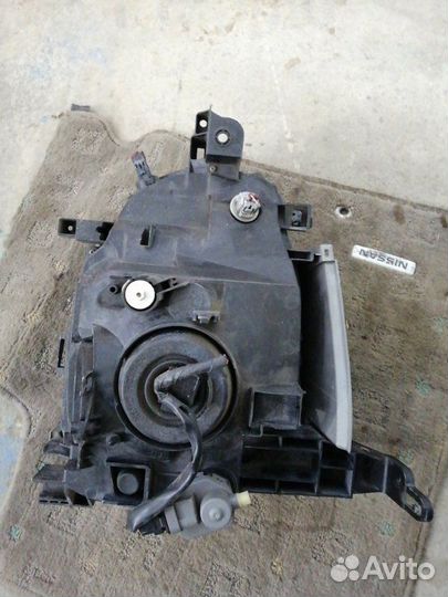 Фара передняя правая Nissan Cube Z11