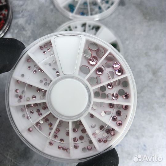 Стразы для дизайна ногтей в карусели