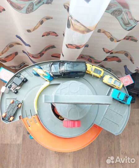 Hot wheels трек парковка