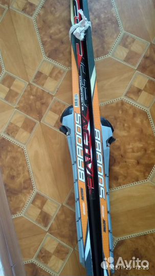 Лыжы с палками, и обувь