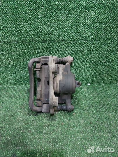 Суппорт тормозной передний левый Nissan Bluebird