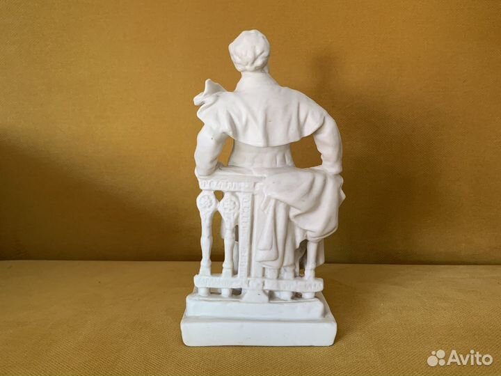 Фарфоровая статуэтка Пушкин на прогулке бисквит