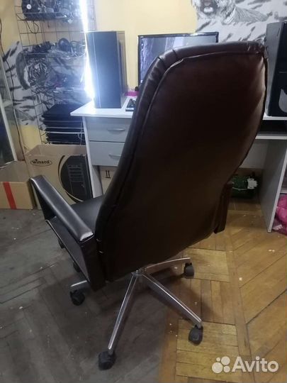 Офисное кресло руководителя