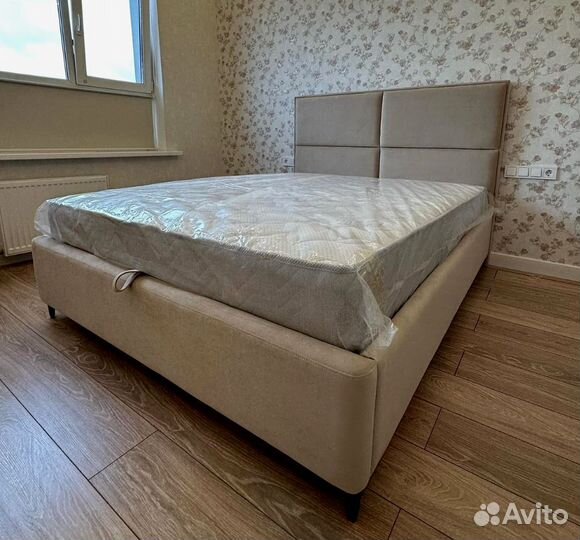 Белая кровать