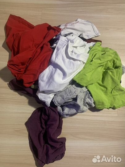 Гора футболок