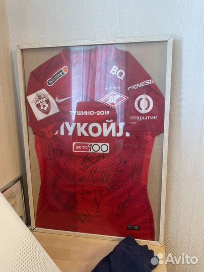 Игровая футболка спартак с автографами в рамке