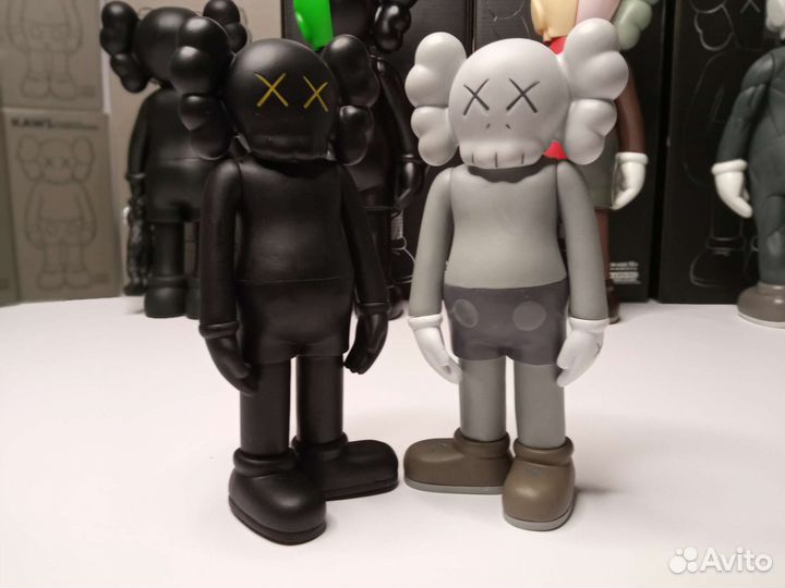 Коллекционные игрушки kaws