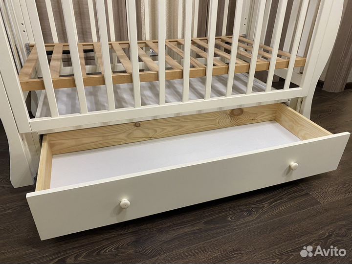 Детская кроватка с маятником и ящиком