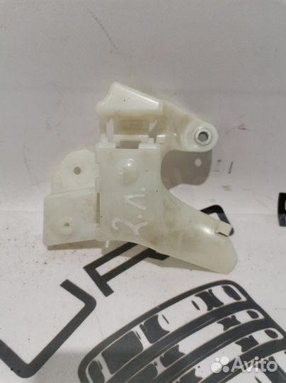 Кронштейн ручки Задн. Лев. Volkswagen Passat B6 2