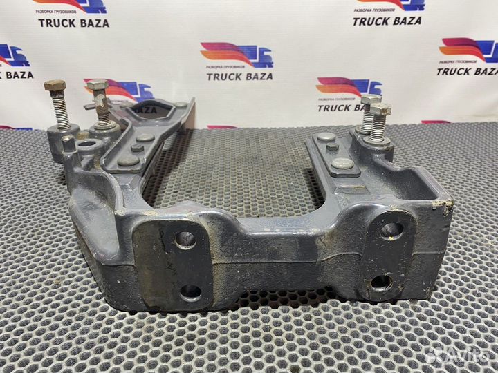 Кронштейн брызговика левого Scania 6-series