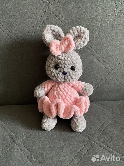 Игрушка заяц амигуруми