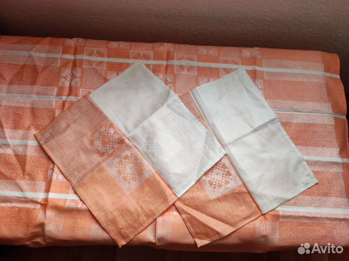 Скатерть 100*100 и две салфетки 35*35 новые СССР