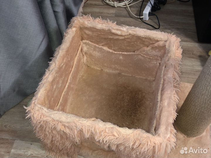 Кошачий домик с когтеточкой