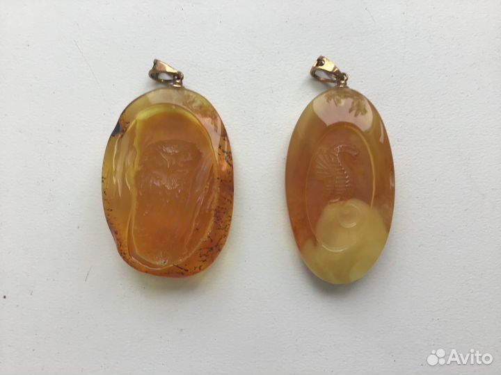 Пара янтарных кулонов. Сова и морской конёк