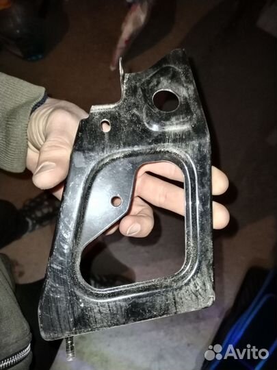 Кронштейн фары и решетки радиатора 2114,2115-левый