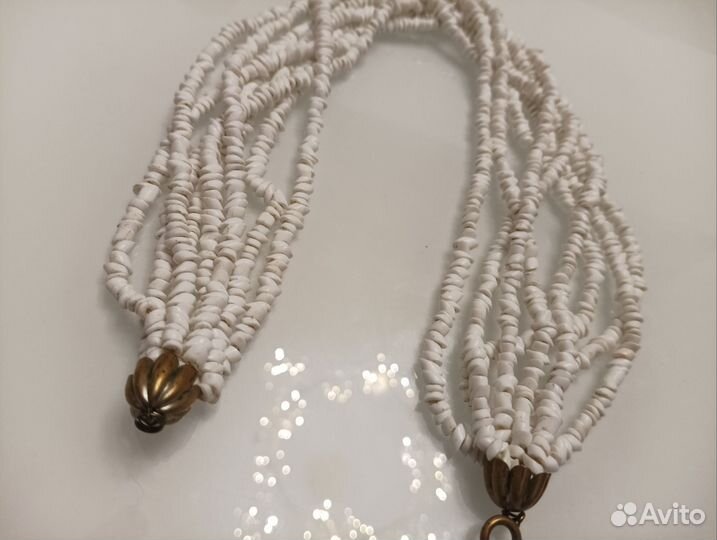 Бусы из белого коралла