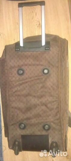 Чемодан на колесиках для путешествий