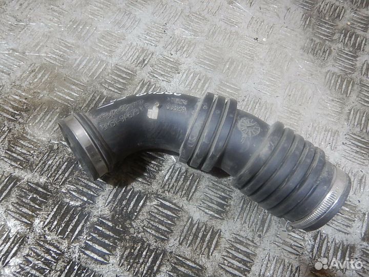 Патрубок воздушного фильтра Ford Focus/Focus RS/Fo