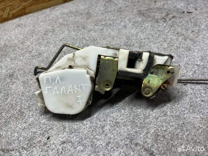 Замок боковой двери передний левый Mitsubishi