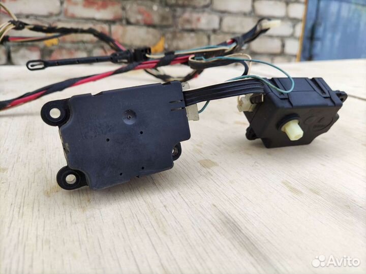 Моторчик заслонки отопителя печки Пежо 206