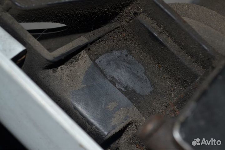 Боковое отделение для хранения снаружи кабины, пра