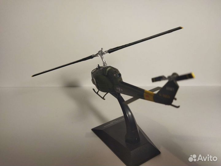 Коллекционная модель вертолёта bell uh-1 1/72