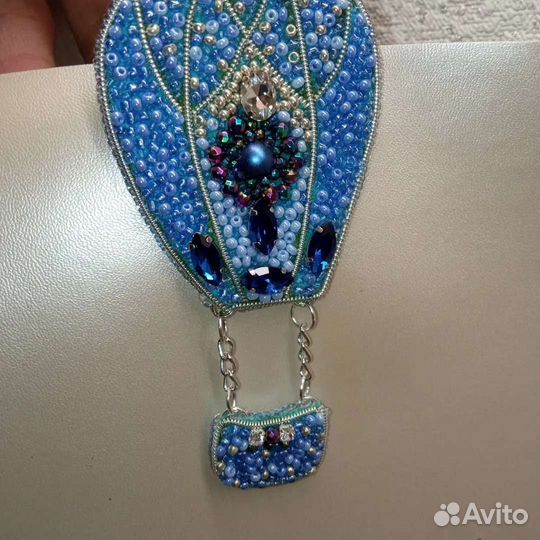 Брошь ручной работы из бисера