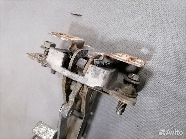 Замок двери багажника Nissan Bluebird 2.0 1983-90