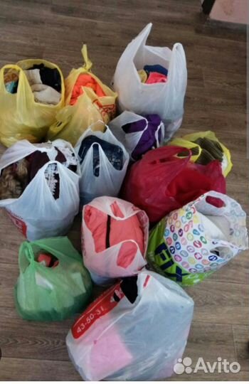 Много пакетов с вещами + обувь