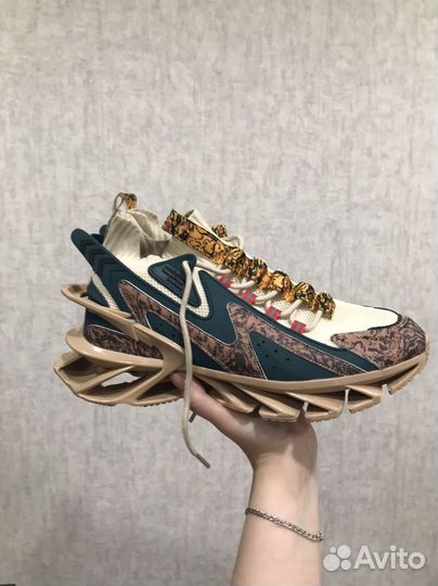 Кроссовки спортивные