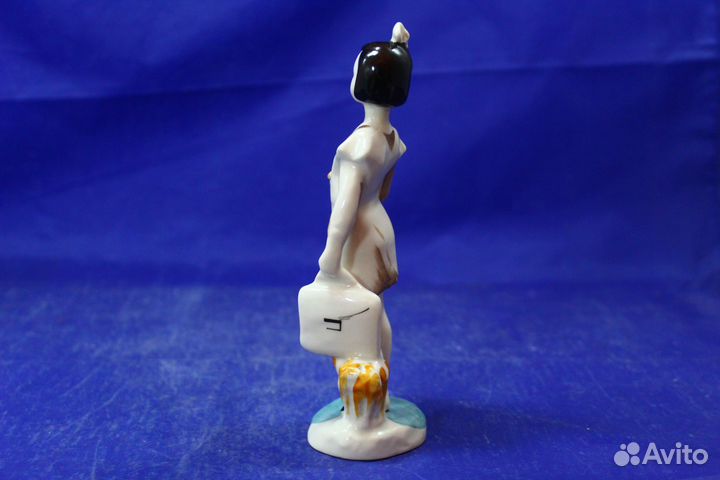 Раритет Фарфоровая статуэтка Школьница Девочка с п