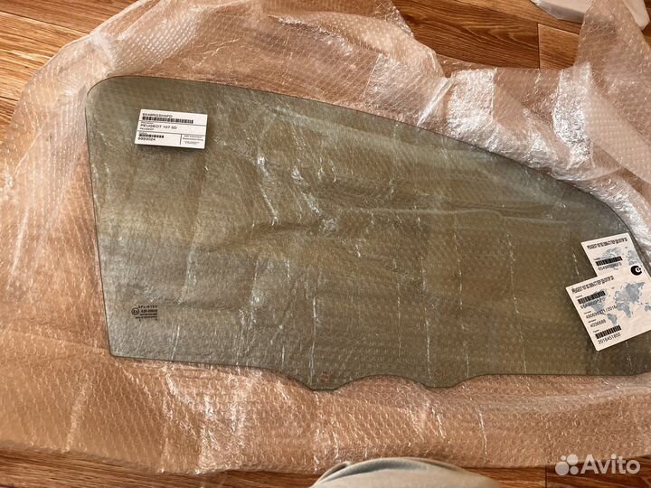 Переднее правое стекло Peugeot 107