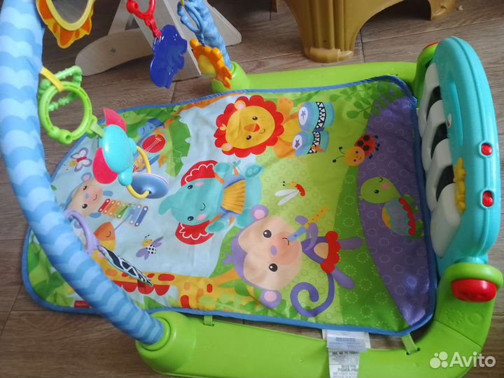 Развивающий коврик fisher price и погремушки