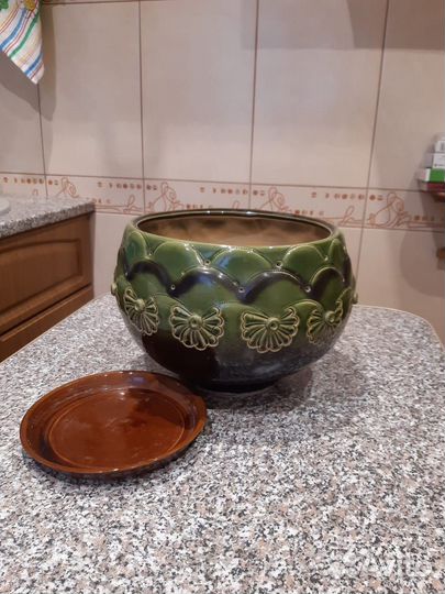 Большой цветочный горшок