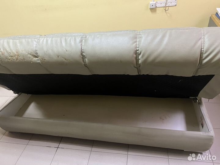 Кожаный диван