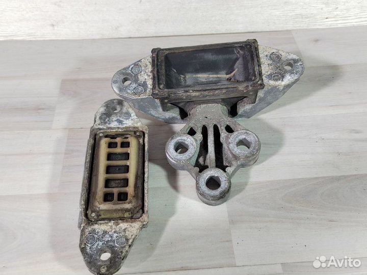 Опора двигателя Opel Astra J A16XER 2010