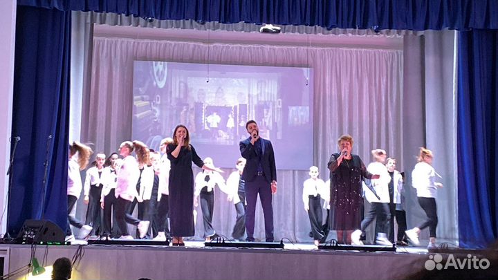 Ведущий и певец