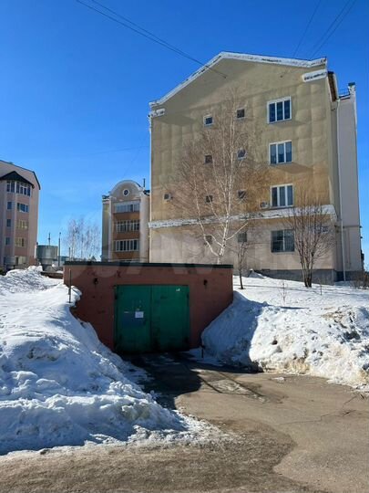 Машиноместо, > 30 м²